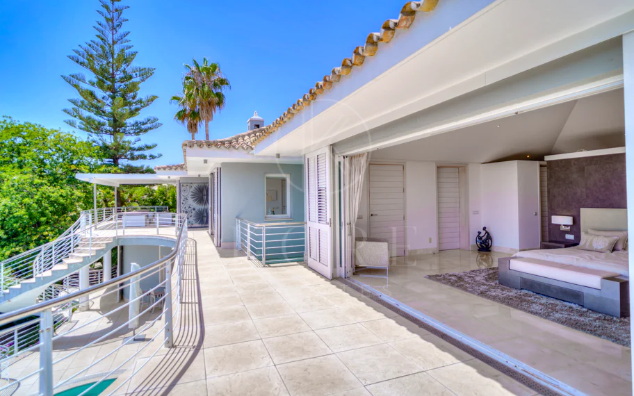 Villa en venta en El Madroñal, Benahavis