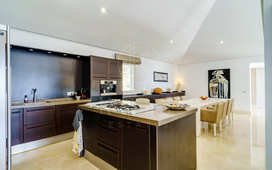 Villa en venta en El Madroñal, Benahavis