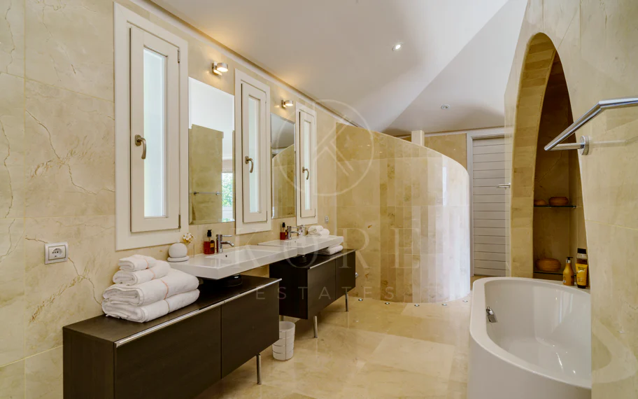 Villa en venta en El Madroñal, Benahavis