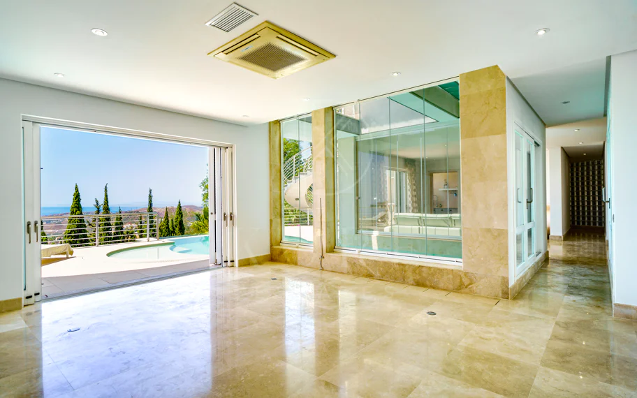 Villa en venta en El Madroñal, Benahavis
