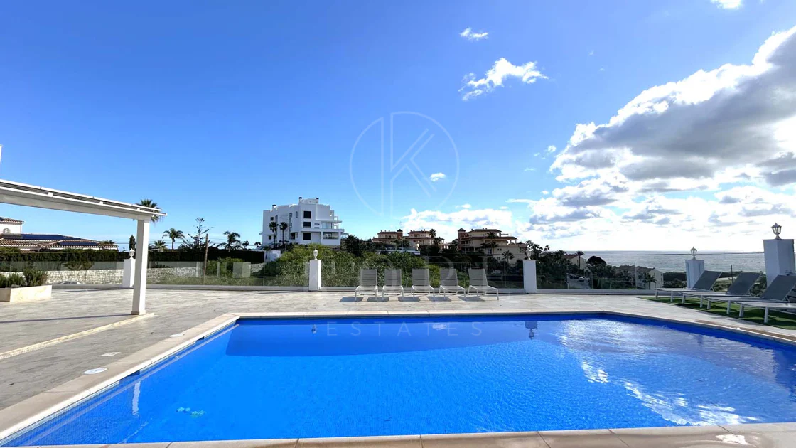 Situada en la hermosa zona de El Faro, Mijas, esta impresionante villa ofrece la mezcla perfecta de lujo y comodidad. A pocos minutos de tiendas, restaurantes y la playa, la villa ofrece un refugio tranquilo pero accesible. Con...