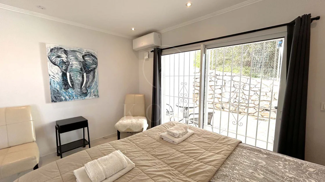 Situada en la hermosa zona de El Faro, Mijas, esta impresionante villa ofrece la mezcla perfecta de lujo y comodidad. A pocos minutos de tiendas, restaurantes y la playa, la villa ofrece un refugio tranquilo pero accesible. Con...