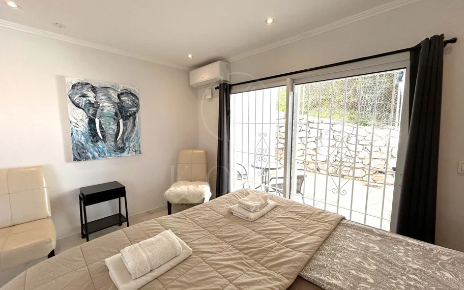 Situada en la hermosa zona de El Faro, Mijas, esta impresionante villa ofrece la mezcla perfecta de lujo y comodidad. A pocos minutos de tiendas, restaurantes y la playa, la villa ofrece un refugio tranquilo pero accesible. Con...