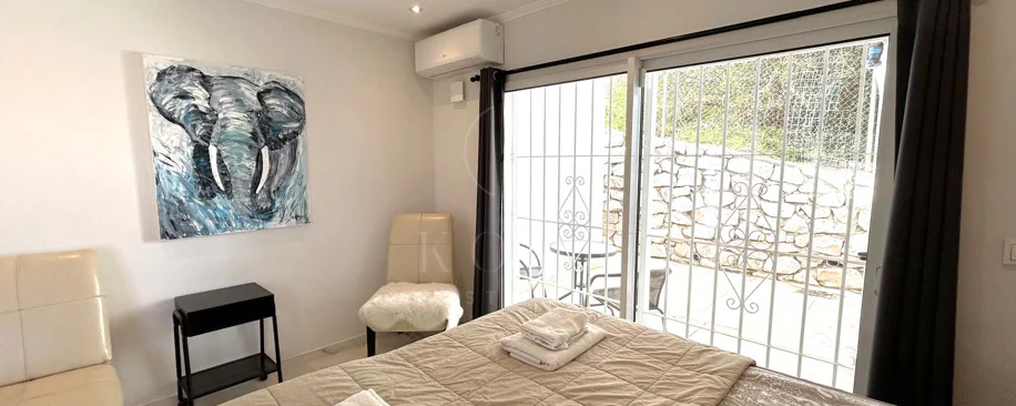 Situada en la hermosa zona de El Faro, Mijas, esta impresionante villa ofrece la mezcla perfecta de lujo y comodidad. A pocos minutos de tiendas, restaurantes y la playa, la villa ofrece un refugio tranquilo pero accesible. Con...
