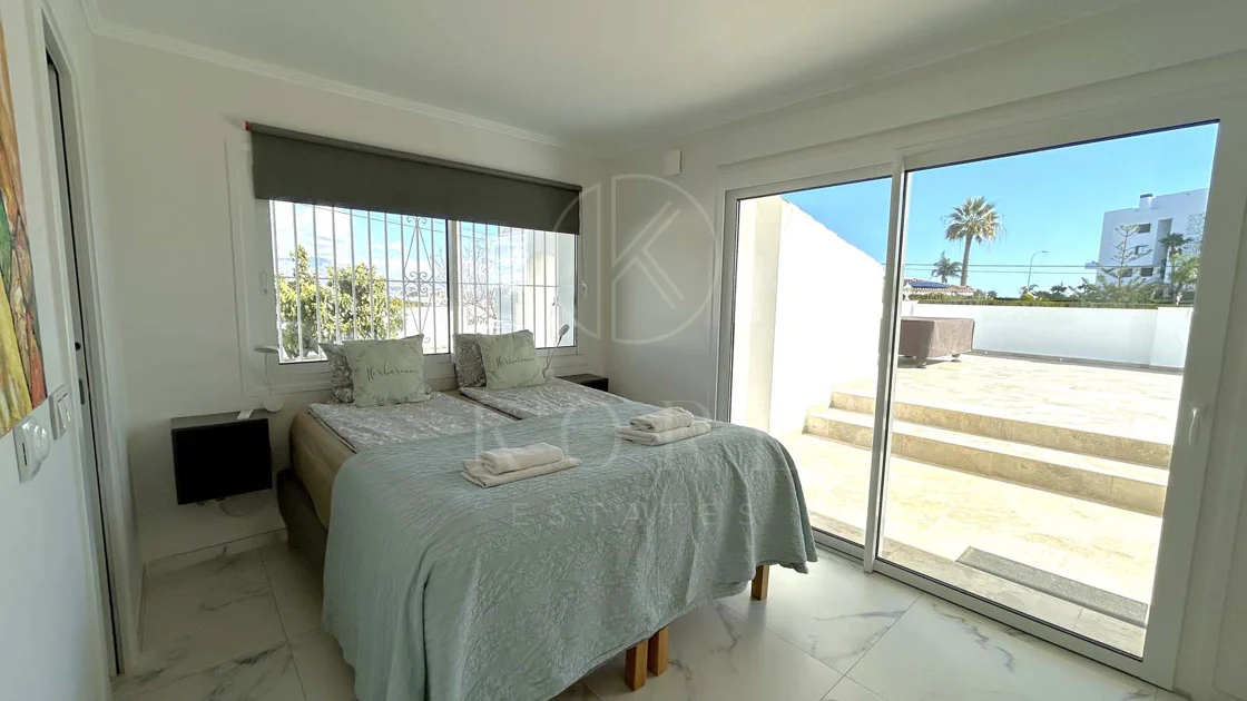 Situada en la hermosa zona de El Faro, Mijas, esta impresionante villa ofrece la mezcla perfecta de lujo y comodidad. A pocos minutos de tiendas, restaurantes y la playa, la villa ofrece un refugio tranquilo pero accesible. Con...