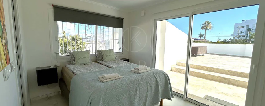 Situada en la hermosa zona de El Faro, Mijas, esta impresionante villa ofrece la mezcla perfecta de lujo y comodidad. A pocos minutos de tiendas, restaurantes y la playa, la villa ofrece un refugio tranquilo pero accesible. Con...