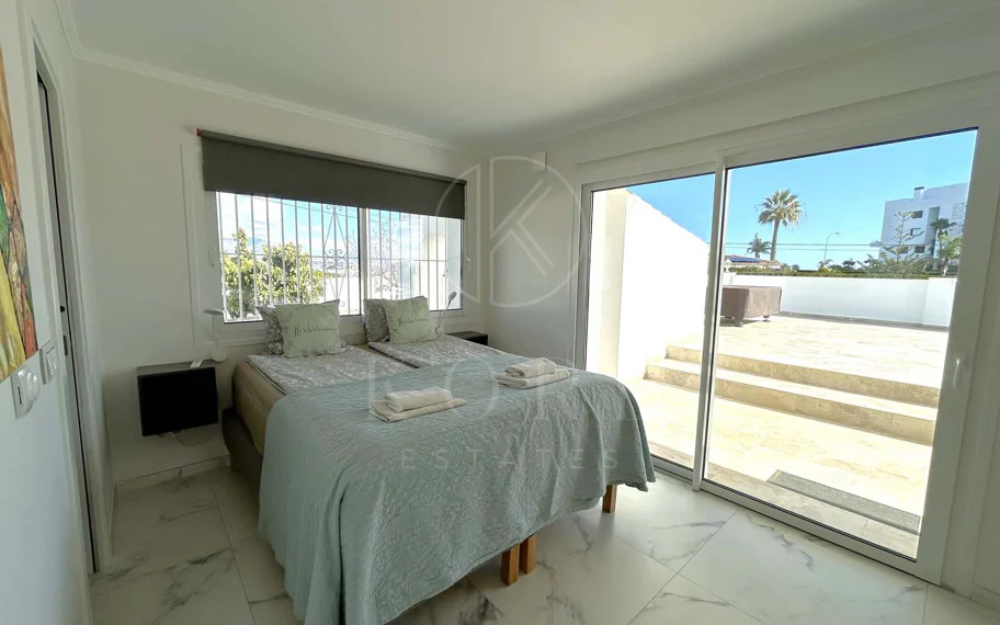 Situada en la hermosa zona de El Faro, Mijas, esta impresionante villa ofrece la mezcla perfecta de lujo y comodidad. A pocos minutos de tiendas, restaurantes y la playa, la villa ofrece un refugio tranquilo pero accesible. Con...