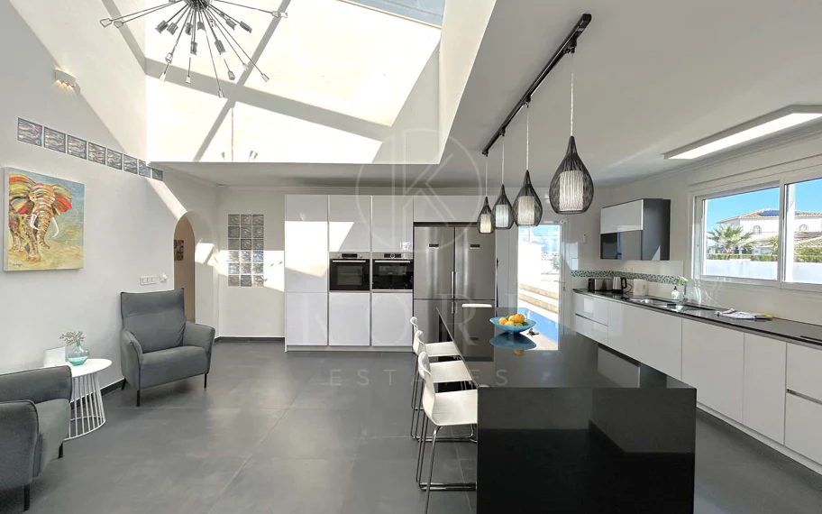 Situada en la hermosa zona de El Faro, Mijas, esta impresionante villa ofrece la mezcla perfecta de lujo y comodidad. A pocos minutos de tiendas, restaurantes y la playa, la villa ofrece un refugio tranquilo pero accesible. Con...