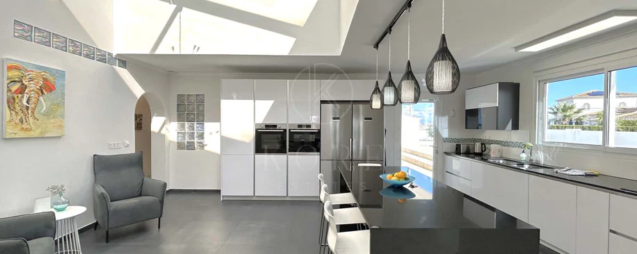 Situada en la hermosa zona de El Faro, Mijas, esta impresionante villa ofrece la mezcla perfecta de lujo y comodidad. A pocos minutos de tiendas, restaurantes y la playa, la villa ofrece un refugio tranquilo pero accesible. Con...