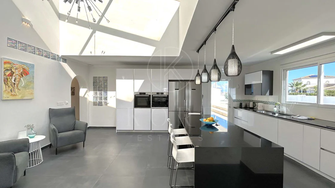 Situada en la hermosa zona de El Faro, Mijas, esta impresionante villa ofrece la mezcla perfecta de lujo y comodidad. A pocos minutos de tiendas, restaurantes y la playa, la villa ofrece un refugio tranquilo pero accesible. Con...
