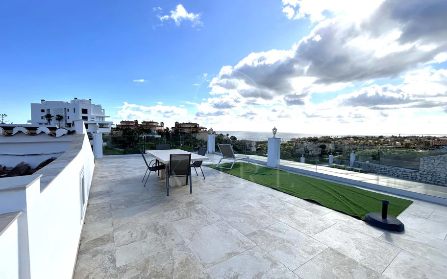Situada en la hermosa zona de El Faro, Mijas, esta impresionante villa ofrece la mezcla perfecta de lujo y comodidad. A pocos minutos de tiendas, restaurantes y la playa, la villa ofrece un refugio tranquilo pero accesible. Con...