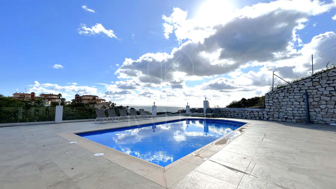 Situada en la hermosa zona de El Faro, Mijas, esta impresionante villa ofrece la mezcla perfecta de lujo y comodidad. A pocos minutos de tiendas, restaurantes y la playa, la villa ofrece un refugio tranquilo pero accesible. Con...