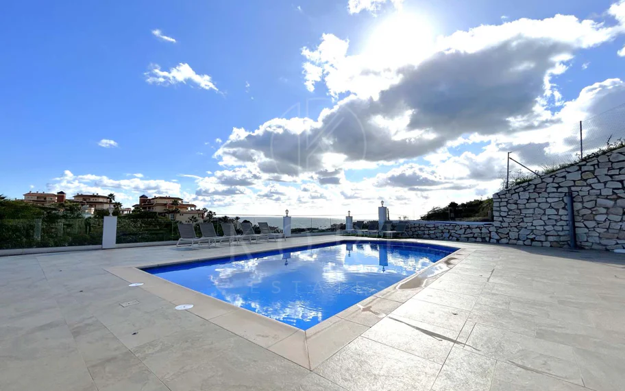 Situada en la hermosa zona de El Faro, Mijas, esta impresionante villa ofrece la mezcla perfecta de lujo y comodidad. A pocos minutos de tiendas, restaurantes y la playa, la villa ofrece un refugio tranquilo pero accesible. Con...