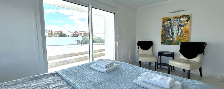 Situada en la hermosa zona de El Faro, Mijas, esta impresionante villa ofrece la mezcla perfecta de lujo y comodidad. A pocos minutos de tiendas, restaurantes y la playa, la villa ofrece un refugio tranquilo pero accesible. Con...