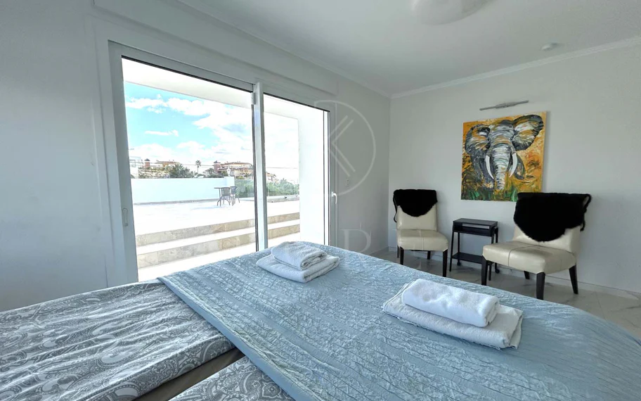 Situada en la hermosa zona de El Faro, Mijas, esta impresionante villa ofrece la mezcla perfecta de lujo y comodidad. A pocos minutos de tiendas, restaurantes y la playa, la villa ofrece un refugio tranquilo pero accesible. Con...