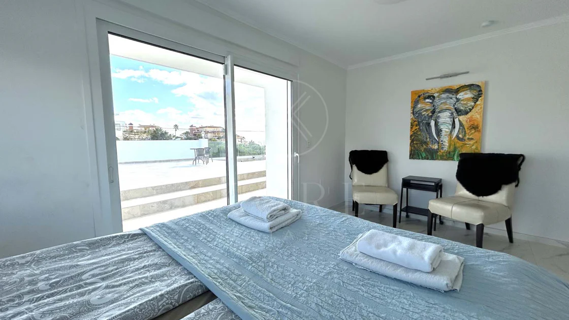 Situada en la hermosa zona de El Faro, Mijas, esta impresionante villa ofrece la mezcla perfecta de lujo y comodidad. A pocos minutos de tiendas, restaurantes y la playa, la villa ofrece un refugio tranquilo pero accesible. Con...