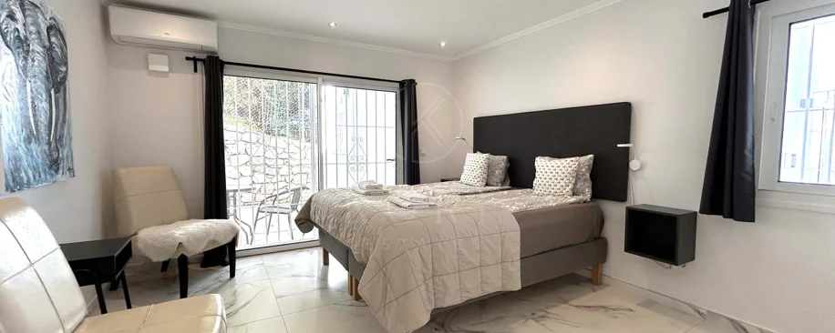 Situada en la hermosa zona de El Faro, Mijas, esta impresionante villa ofrece la mezcla perfecta de lujo y comodidad. A pocos minutos de tiendas, restaurantes y la playa, la villa ofrece un refugio tranquilo pero accesible. Con...