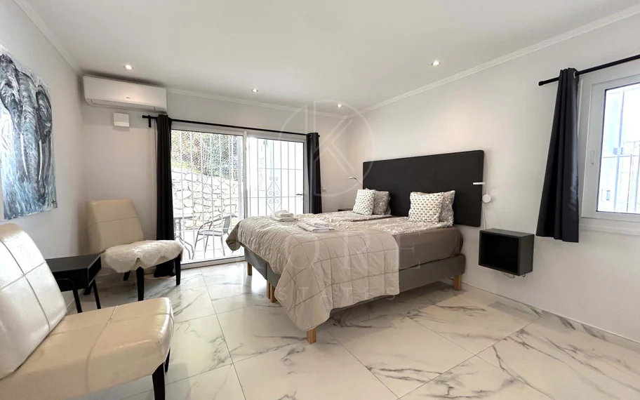Situada en la hermosa zona de El Faro, Mijas, esta impresionante villa ofrece la mezcla perfecta de lujo y comodidad. A pocos minutos de tiendas, restaurantes y la playa, la villa ofrece un refugio tranquilo pero accesible. Con...