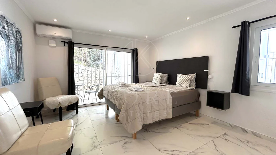 Situada en la hermosa zona de El Faro, Mijas, esta impresionante villa ofrece la mezcla perfecta de lujo y comodidad. A pocos minutos de tiendas, restaurantes y la playa, la villa ofrece un refugio tranquilo pero accesible. Con...