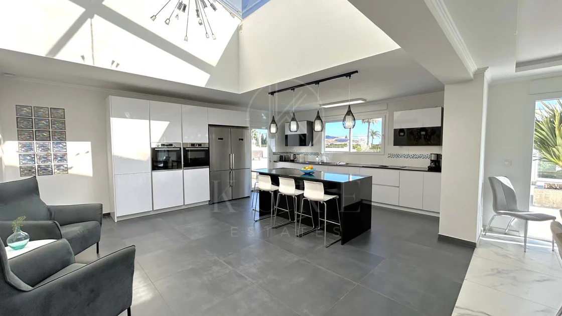 Situada en la hermosa zona de El Faro, Mijas, esta impresionante villa ofrece la mezcla perfecta de lujo y comodidad. A pocos minutos de tiendas, restaurantes y la playa, la villa ofrece un refugio tranquilo pero accesible. Con...
