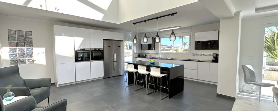 Situada en la hermosa zona de El Faro, Mijas, esta impresionante villa ofrece la mezcla perfecta de lujo y comodidad. A pocos minutos de tiendas, restaurantes y la playa, la villa ofrece un refugio tranquilo pero accesible. Con...