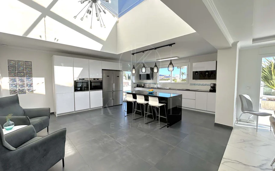 Situada en la hermosa zona de El Faro, Mijas, esta impresionante villa ofrece la mezcla perfecta de lujo y comodidad. A pocos minutos de tiendas, restaurantes y la playa, la villa ofrece un refugio tranquilo pero accesible. Con...