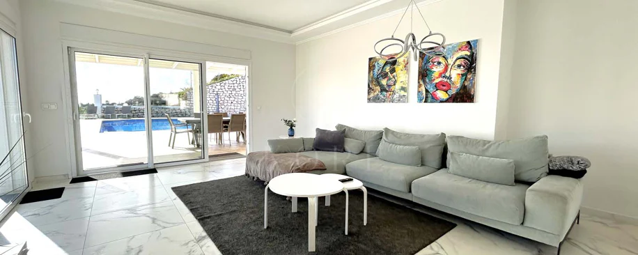 Situada en la hermosa zona de El Faro, Mijas, esta impresionante villa ofrece la mezcla perfecta de lujo y comodidad. A pocos minutos de tiendas, restaurantes y la playa, la villa ofrece un refugio tranquilo pero accesible. Con...