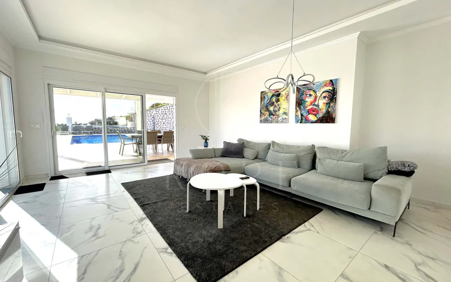 Situada en la hermosa zona de El Faro, Mijas, esta impresionante villa ofrece la mezcla perfecta de lujo y comodidad. A pocos minutos de tiendas, restaurantes y la playa, la villa ofrece un refugio tranquilo pero accesible. Con...