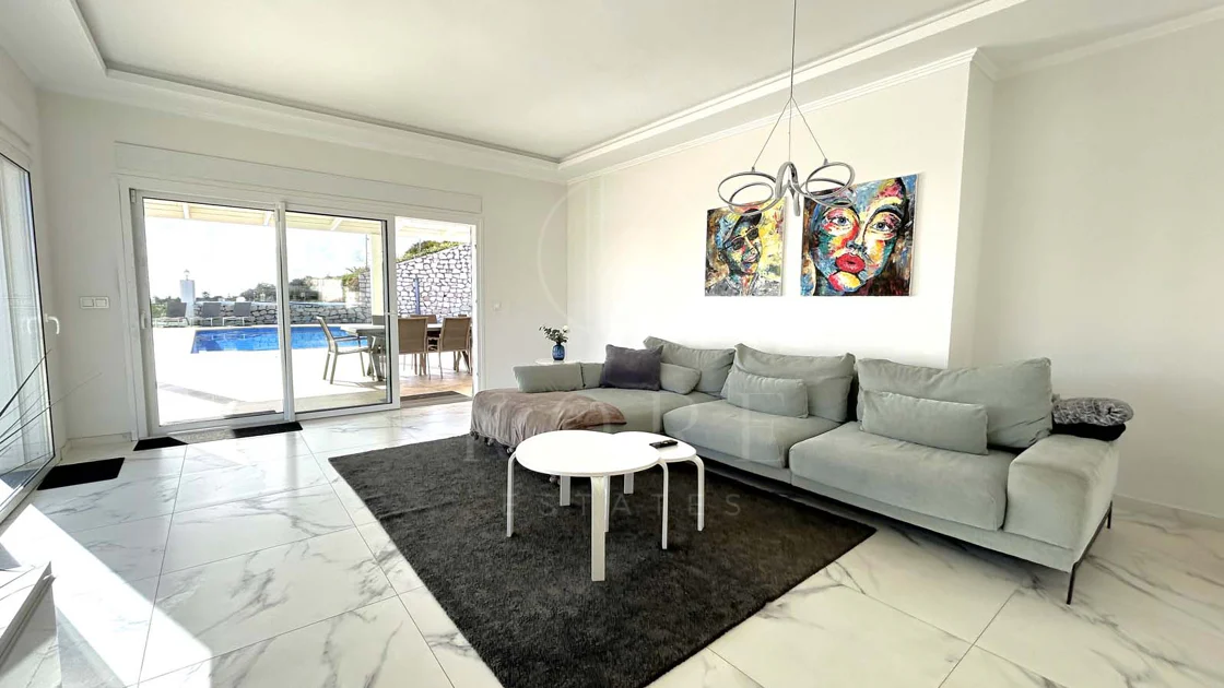 Situada en la hermosa zona de El Faro, Mijas, esta impresionante villa ofrece la mezcla perfecta de lujo y comodidad. A pocos minutos de tiendas, restaurantes y la playa, la villa ofrece un refugio tranquilo pero accesible. Con...