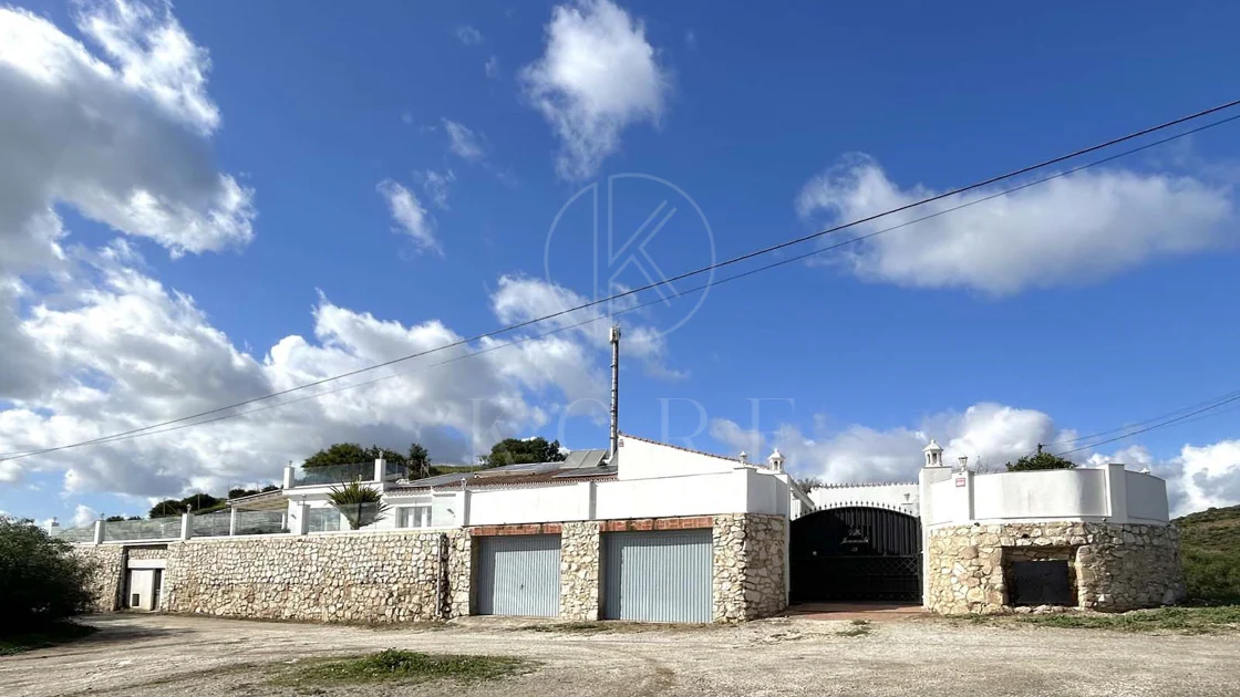 Situada en la hermosa zona de El Faro, Mijas, esta impresionante villa ofrece la mezcla perfecta de lujo y comodidad. A pocos minutos de tiendas, restaurantes y la playa, la villa ofrece un refugio tranquilo pero accesible. Con...