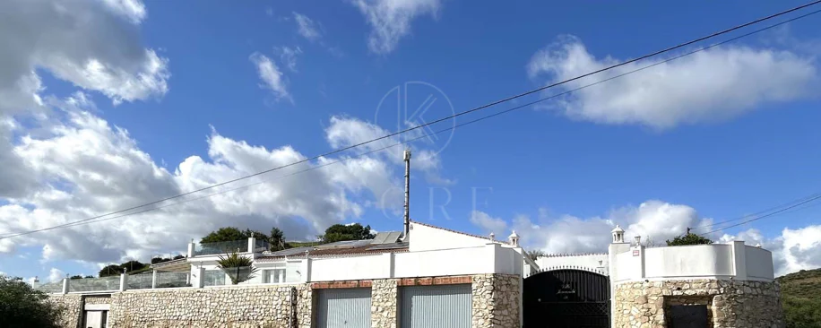 Situada en la hermosa zona de El Faro, Mijas, esta impresionante villa ofrece la mezcla perfecta de lujo y comodidad. A pocos minutos de tiendas, restaurantes y la playa, la villa ofrece un refugio tranquilo pero accesible. Con...