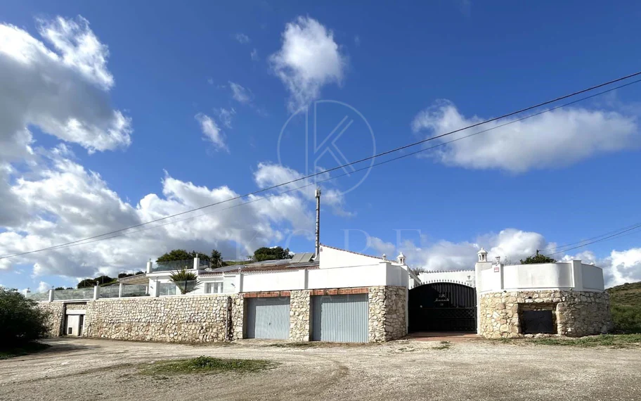 Situada en la hermosa zona de El Faro, Mijas, esta impresionante villa ofrece la mezcla perfecta de lujo y comodidad. A pocos minutos de tiendas, restaurantes y la playa, la villa ofrece un refugio tranquilo pero accesible. Con...