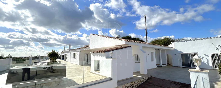 Situada en la hermosa zona de El Faro, Mijas, esta impresionante villa ofrece la mezcla perfecta de lujo y comodidad. A pocos minutos de tiendas, restaurantes y la playa, la villa ofrece un refugio tranquilo pero accesible. Con...