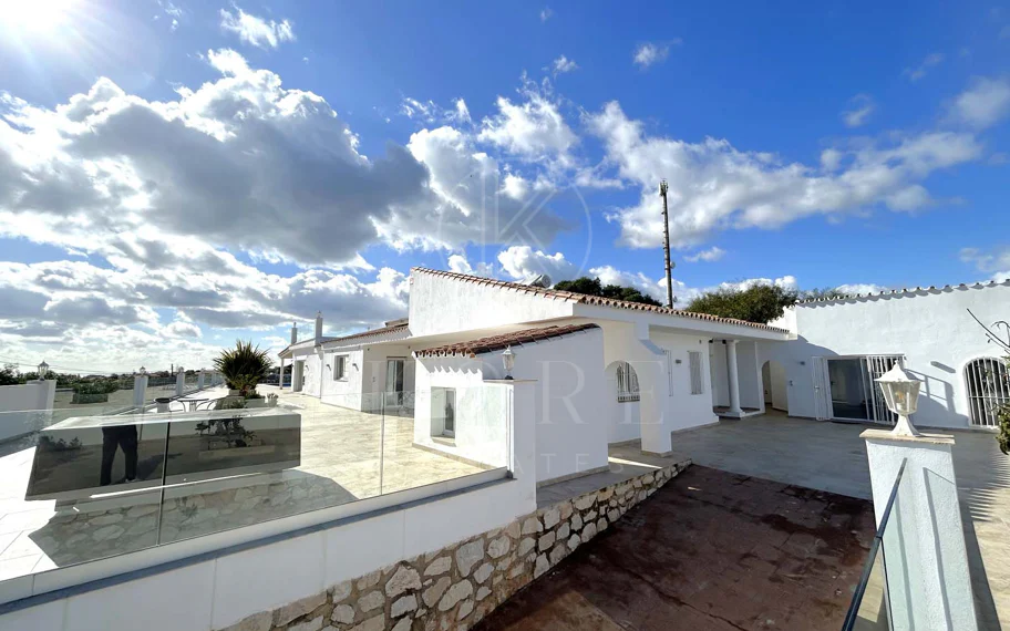 Situada en la hermosa zona de El Faro, Mijas, esta impresionante villa ofrece la mezcla perfecta de lujo y comodidad. A pocos minutos de tiendas, restaurantes y la playa, la villa ofrece un refugio tranquilo pero accesible. Con...