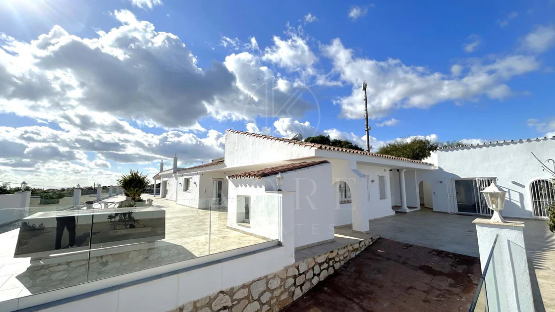 Situada en la hermosa zona de El Faro, Mijas, esta impresionante villa ofrece la mezcla perfecta de lujo y comodidad. A pocos minutos de tiendas, restaurantes y la playa, la villa ofrece un refugio tranquilo pero accesible. Con...