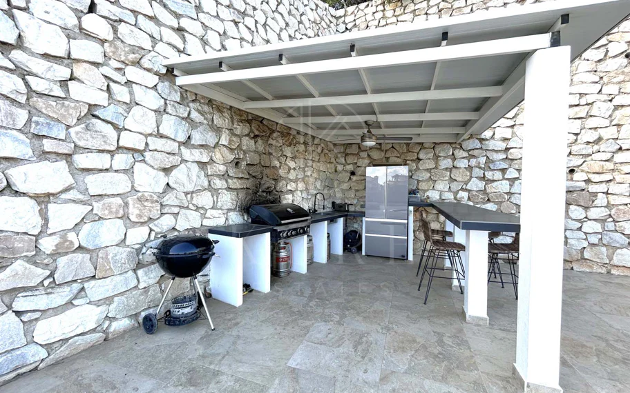 Situada en la hermosa zona de El Faro, Mijas, esta impresionante villa ofrece la mezcla perfecta de lujo y comodidad. A pocos minutos de tiendas, restaurantes y la playa, la villa ofrece un refugio tranquilo pero accesible. Con...