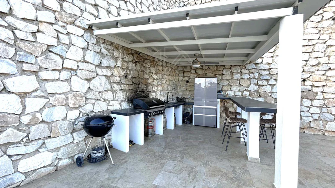 Situada en la hermosa zona de El Faro, Mijas, esta impresionante villa ofrece la mezcla perfecta de lujo y comodidad. A pocos minutos de tiendas, restaurantes y la playa, la villa ofrece un refugio tranquilo pero accesible. Con...