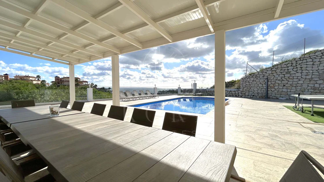 Situada en la hermosa zona de El Faro, Mijas, esta impresionante villa ofrece la mezcla perfecta de lujo y comodidad. A pocos minutos de tiendas, restaurantes y la playa, la villa ofrece un refugio tranquilo pero accesible. Con...