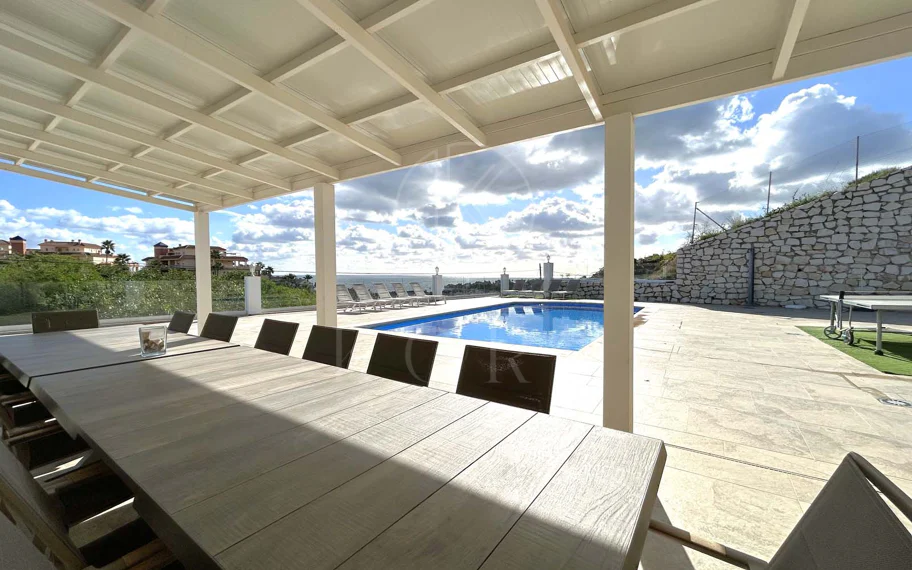 Situada en la hermosa zona de El Faro, Mijas, esta impresionante villa ofrece la mezcla perfecta de lujo y comodidad. A pocos minutos de tiendas, restaurantes y la playa, la villa ofrece un refugio tranquilo pero accesible. Con...