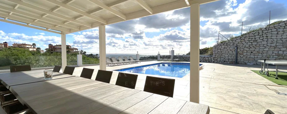 Situada en la hermosa zona de El Faro, Mijas, esta impresionante villa ofrece la mezcla perfecta de lujo y comodidad. A pocos minutos de tiendas, restaurantes y la playa, la villa ofrece un refugio tranquilo pero accesible. Con...