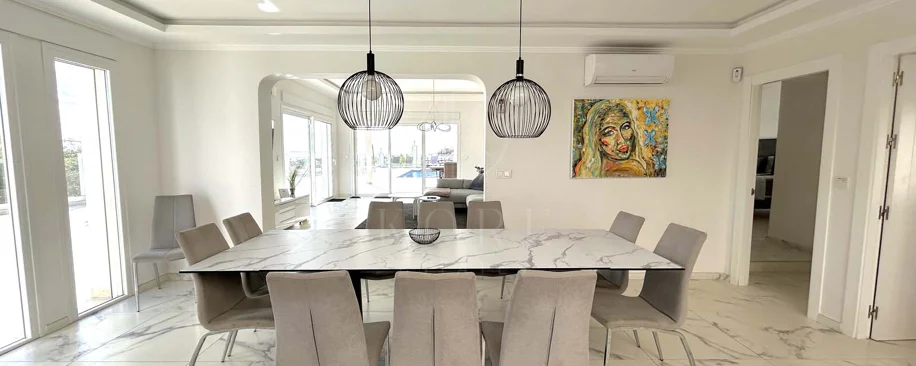 Situada en la hermosa zona de El Faro, Mijas, esta impresionante villa ofrece la mezcla perfecta de lujo y comodidad. A pocos minutos de tiendas, restaurantes y la playa, la villa ofrece un refugio tranquilo pero accesible. Con...