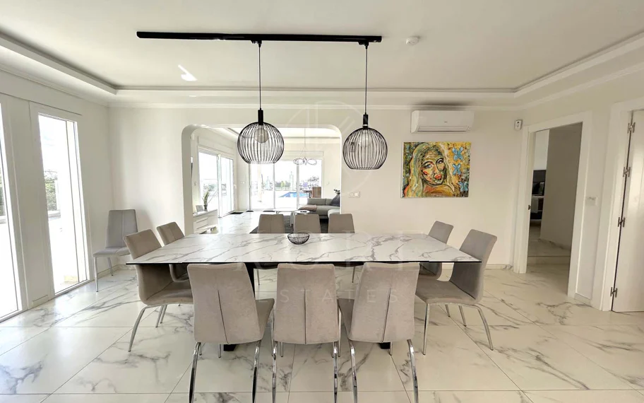 Situada en la hermosa zona de El Faro, Mijas, esta impresionante villa ofrece la mezcla perfecta de lujo y comodidad. A pocos minutos de tiendas, restaurantes y la playa, la villa ofrece un refugio tranquilo pero accesible. Con...
