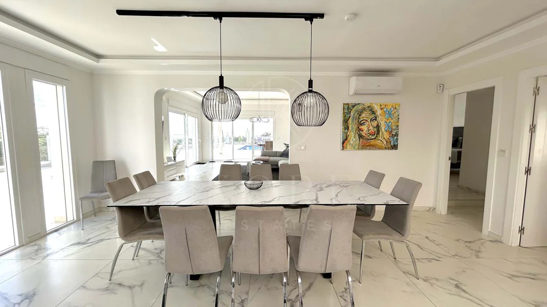 Situada en la hermosa zona de El Faro, Mijas, esta impresionante villa ofrece la mezcla perfecta de lujo y comodidad. A pocos minutos de tiendas, restaurantes y la playa, la villa ofrece un refugio tranquilo pero accesible. Con...