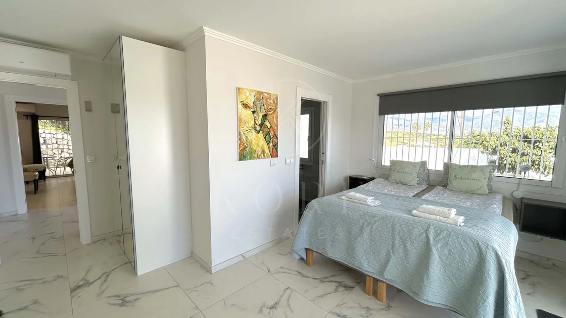 Situada en la hermosa zona de El Faro, Mijas, esta impresionante villa ofrece la mezcla perfecta de lujo y comodidad. A pocos minutos de tiendas, restaurantes y la playa, la villa ofrece un refugio tranquilo pero accesible. Con...