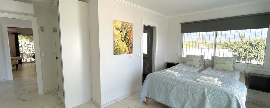 Situada en la hermosa zona de El Faro, Mijas, esta impresionante villa ofrece la mezcla perfecta de lujo y comodidad. A pocos minutos de tiendas, restaurantes y la playa, la villa ofrece un refugio tranquilo pero accesible. Con...