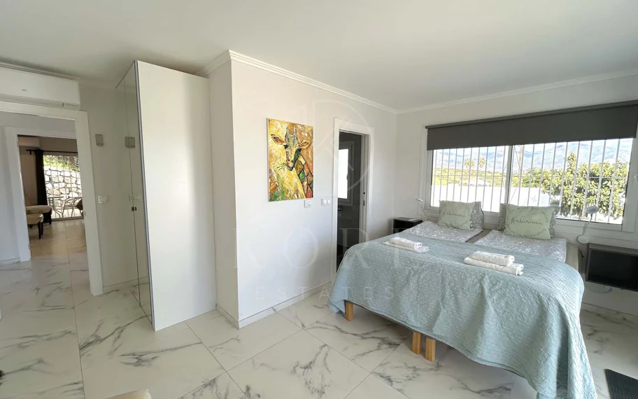 Situada en la hermosa zona de El Faro, Mijas, esta impresionante villa ofrece la mezcla perfecta de lujo y comodidad. A pocos minutos de tiendas, restaurantes y la playa, la villa ofrece un refugio tranquilo pero accesible. Con...