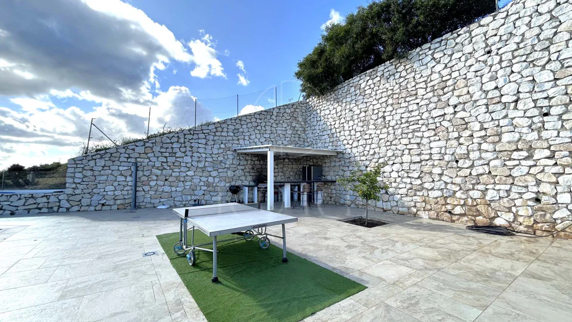 Situada en la hermosa zona de El Faro, Mijas, esta impresionante villa ofrece la mezcla perfecta de lujo y comodidad. A pocos minutos de tiendas, restaurantes y la playa, la villa ofrece un refugio tranquilo pero accesible. Con...