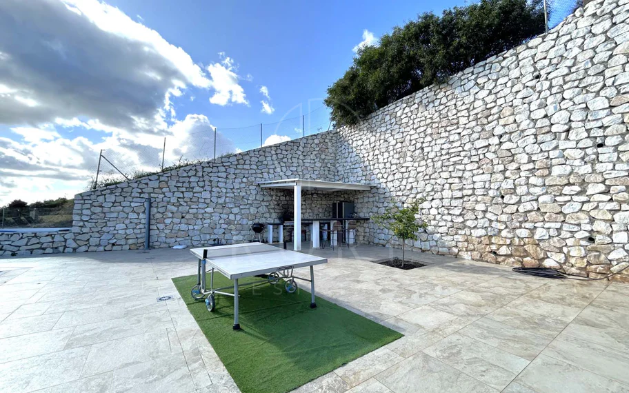Situada en la hermosa zona de El Faro, Mijas, esta impresionante villa ofrece la mezcla perfecta de lujo y comodidad. A pocos minutos de tiendas, restaurantes y la playa, la villa ofrece un refugio tranquilo pero accesible. Con...