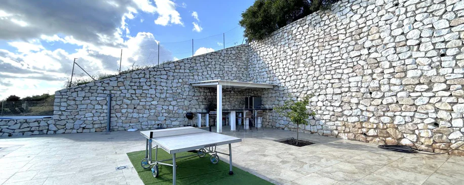 Situada en la hermosa zona de El Faro, Mijas, esta impresionante villa ofrece la mezcla perfecta de lujo y comodidad. A pocos minutos de tiendas, restaurantes y la playa, la villa ofrece un refugio tranquilo pero accesible. Con...