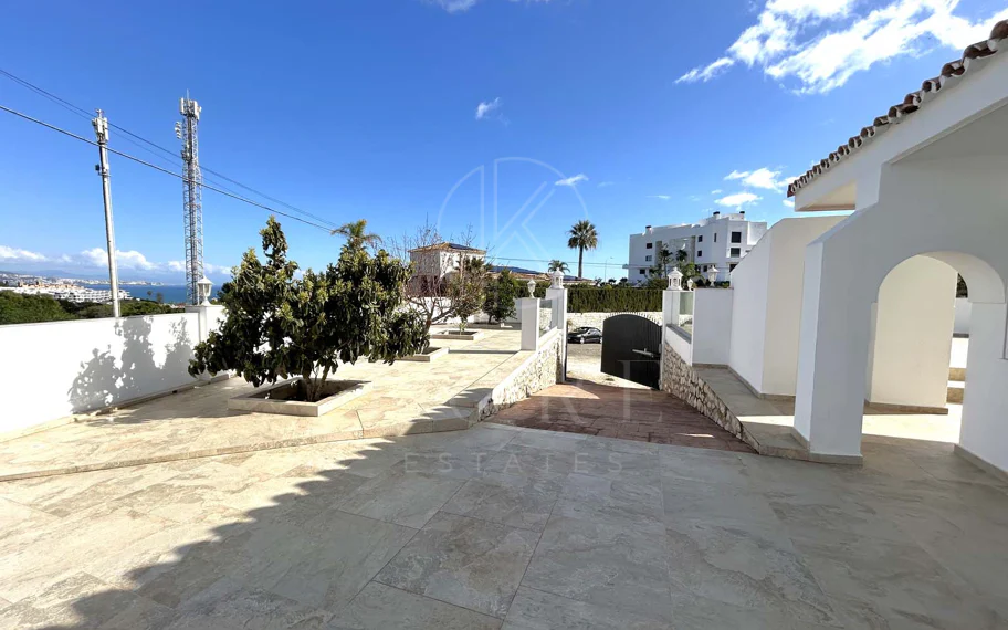 Situada en la hermosa zona de El Faro, Mijas, esta impresionante villa ofrece la mezcla perfecta de lujo y comodidad. A pocos minutos de tiendas, restaurantes y la playa, la villa ofrece un refugio tranquilo pero accesible. Con...